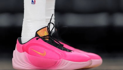 阿德托昆博穿着Freak8，得到24分5篮板4助攻1抢断